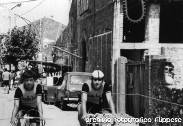 1975-davanti-la-vecchia-distilleria-di-Corriolo